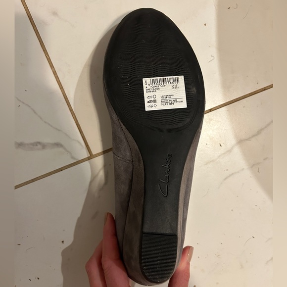 Grey Suede Clarks Wedge Shoe Sz 8.5W NWT - Picture 6 of 8